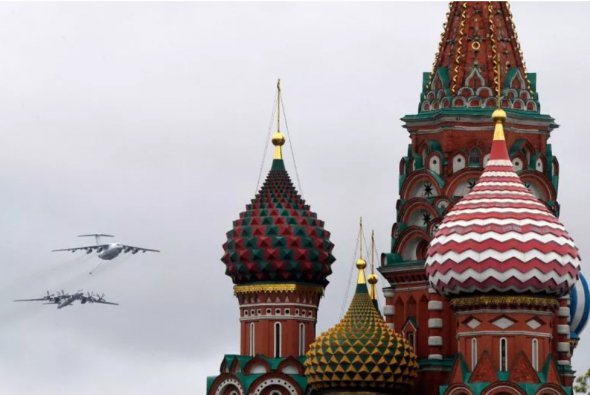 Російський стратегічний бомбардувальник Ту-95МС та літак-заправник Іл-78 над центром Москви під час параду 9 травня 2021 року 