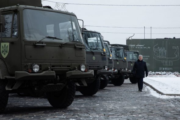 Порошенко їде у звільнений Херсон: везе ЗСУ новенькі вантажівки