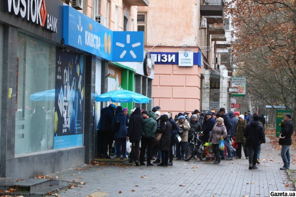 У Херсоні досі проблеми зі зв’язком та інтернетом. Мобільні оператори роздають стартові пакети безкоштовно