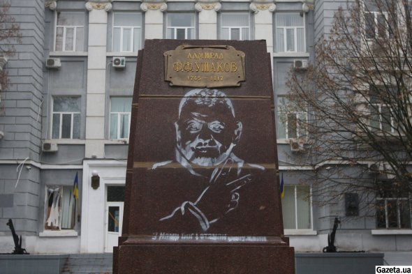 На вул. Ушакова демонтували проросійський пам’ятник 