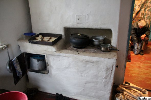 Піч Надія використовує для опалення хати та підігріву води та їжі