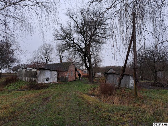 В Бухаловке осталось три дома, в которых живут люди. Другие заброшены и практически разрушены