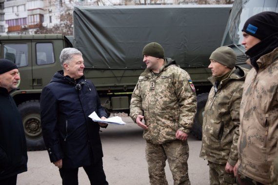 Петро Порошенко під час поїздки у звільнений Херсон передав 10 вантажівок DAF у підрозділи ЗСУ