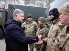 Петро Порошенко під час поїздки у звільнений Херсон передав 10 вантажівок DAF у підрозділи ЗСУ