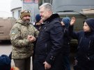 Петр Порошенко во время поездки в уволенный Херсон передал 10 грузовиков DAF в подразделения ВСУ