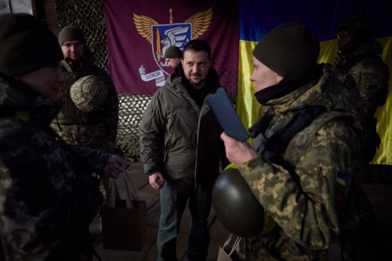 Президент Володимир Зеленський на Донбасі вручив нагороди українським військовим