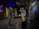 Президент Владимир Зеленский на Донбассе вручил награды украинским военным