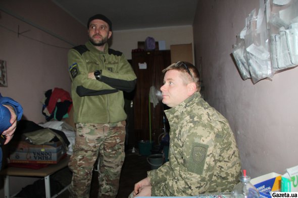 Медики ПДМШ чергують у стабпункті, в короткі хвилини між надходженням поранених мають можливість перепочити - спокійно посидіти. Паралельно медики з позивними Борменталь (ліворуч) та Ентоні обговорюють поточні робочі питання