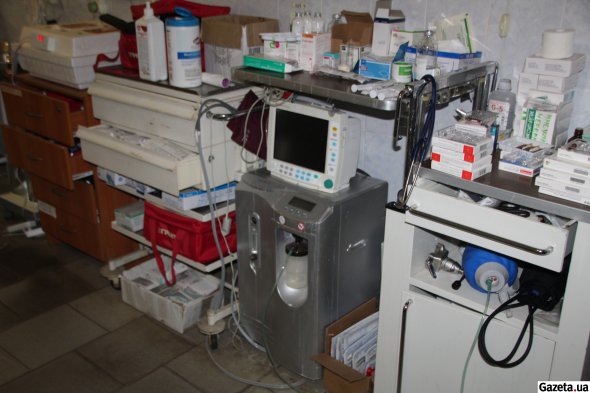 В стабпункте примерно половину аппаратуры, активно используемой при оказании помощи раненым, привезли с собой медики ПДМШ. Кроме того, добровольцы привозят лекарства и расходные медицинские материалы
