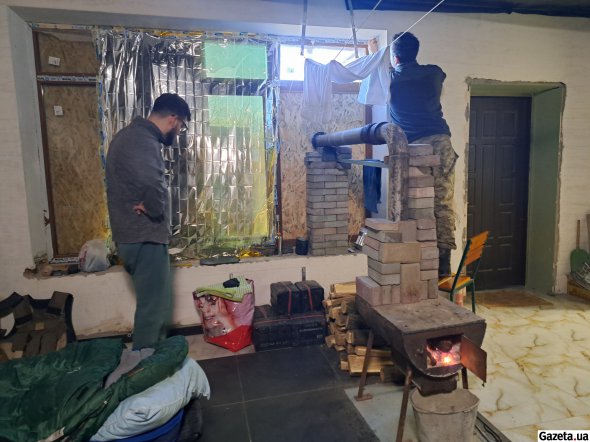 У будинку, де проживають медики ПДМШ, кімнати обігрівають за допомогою буржуйок, вибиті вибухами вікна замінили, укріпили скло фанерою