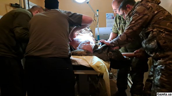 Перше, що роблять медики, коли у стабпункт привозять поранених - зрізають з них закривавлений одяг