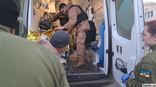 "Манул" та "Ернст" - лікарі реанімаційної бригади ПДМШ супроводжуватимуть пораненого до госпіталя в Краматорську