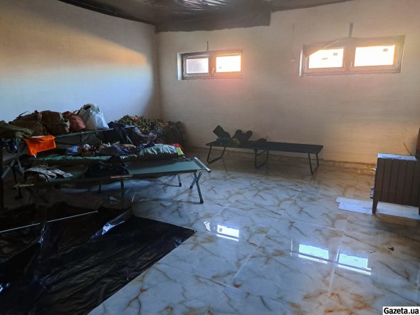 Житлову кімнату для медиків переобладнали з примішення, де планувалася кухня в недобудованому будинку