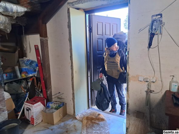 Лікарка анестезіолог на псевдо Хельга прибула на ротацію. Медики ПДМШ прибувають до Лимана на чергування на декілька діб. Беруть з собою засоби захисту - бронежилети та каски, це обов'язкова умова