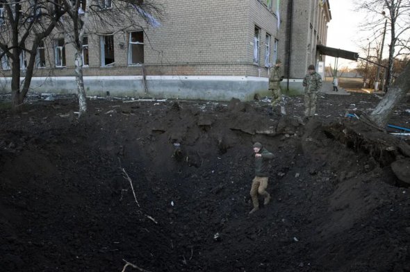 Наслідки ракетного обстрілу школи у селі Малотаранівка. У вівторок обстріляли кілька місць навколо Краматорська 