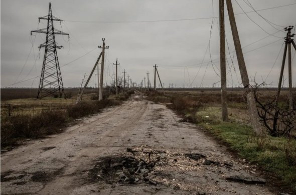 Обірвані лінії електропередач на обстріляній дорозі в селі Посад-Покровське на півдні України, 3 грудня 