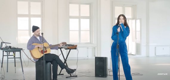 Співачка Надія Дорофеєва та її бойфренд музикант і ресторатор Михайло Кацурін випустили пісню та лірик-відео на неї.