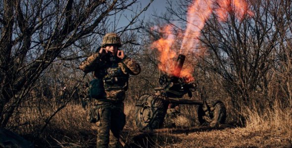 Українські військові стріляють із французьких мінометів під Бахмутом 