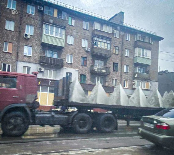Російські загарбники масово везуть до Маріуполя та в околиці міста “зуби дракона”