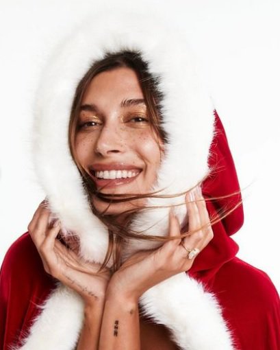 Американська модель Гейлі Бібер сфотографувалася для нової новорічної колекції спідньої білизни від бренду Victoria's Secret.