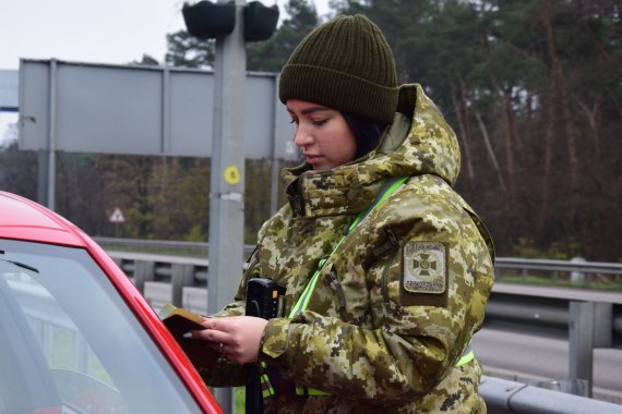 Українські прикордонники затримали 25-річну колаборантку, яка їхала до Києва. Показали переписку.