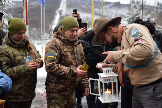 Скаути передали Вифлеємський вогонь Україні