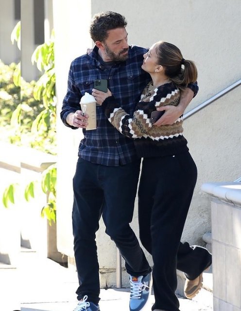 Співачку Дженніфер Лопес сфотографували з чоловіком, актором Беном Аффлеком у Санта-Моніці, в Каліфорнії.