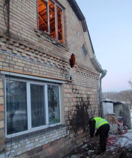 Внаслідок ворожої атаки на Київщині в селі Вишневе пошкоджено приватний будинок