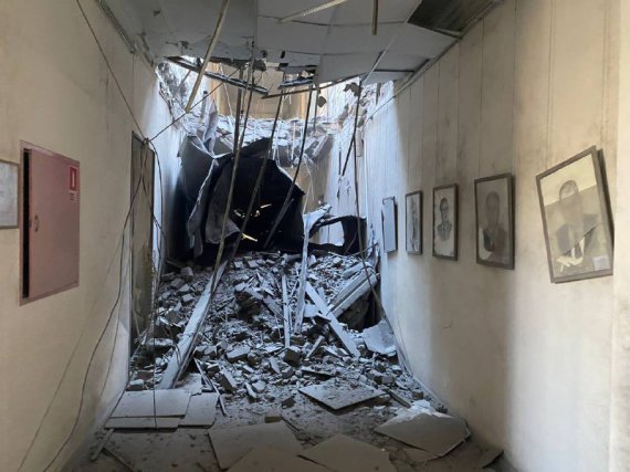 Російські окупанти обстріляли будівлю Херсонської ОВА, пошкоджені два поверхи