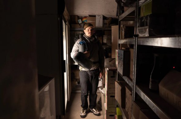 Власник бару Павло Гук сподівається розмістити персонал та відвідувачів у підвалі будівлі на випадок ядерного удару 