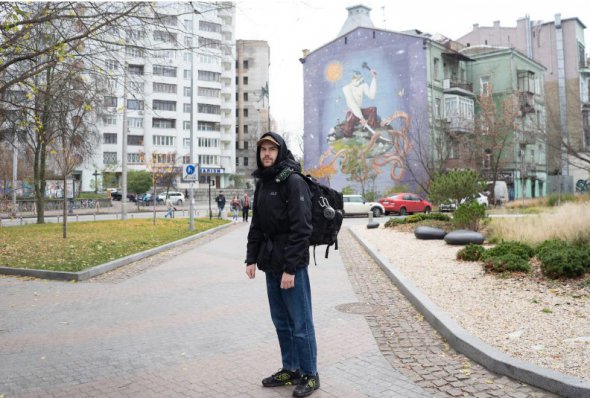 Сергій Дмитрук зі своїм рюкзаком для виживання біля свого будинку у Києві 