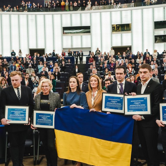 Европейский парламент наградил украинцев и президента Владимира Зеленского премией имени Сахарова.