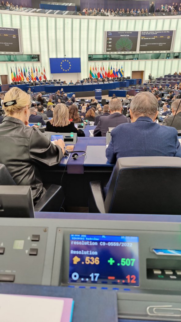 Колишній міністр закордонних справ Польщі Радослав Сікорський опублікував фото з зали Європарламента.