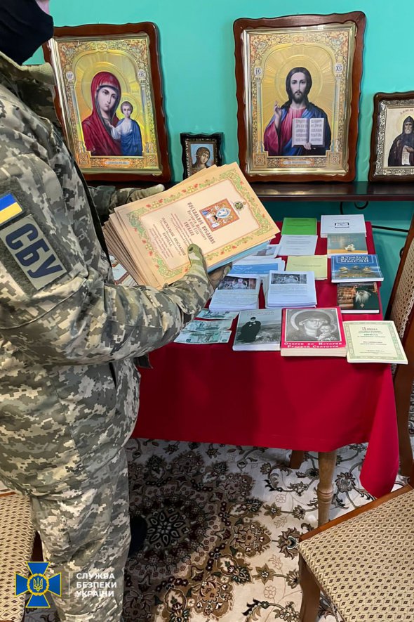 На території храмів виявили заборонену російську пропагандистську літературу