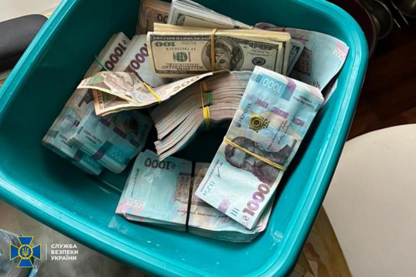 Правоохоронці знайшли у лаврі великі суми грошей в гривнях, доларах і рублях
