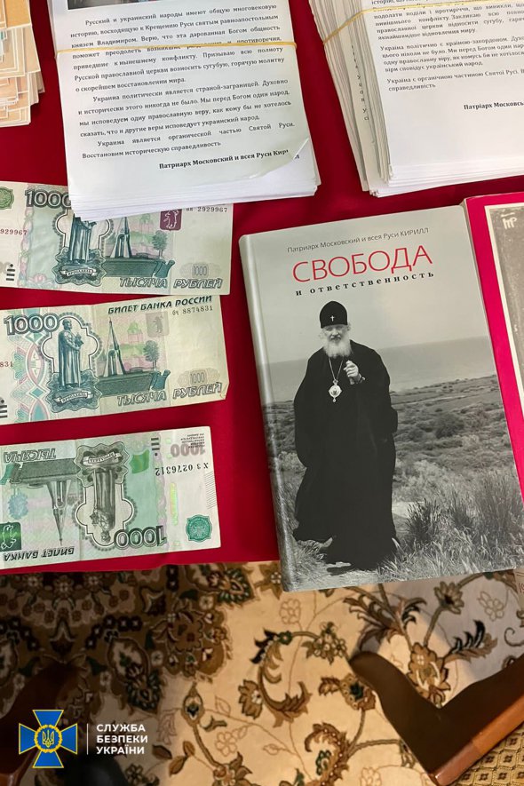 Під час обшуків правоохоронці знайшли готівку на суму понад 2 млн грн, більше ніж 0 тис. та декілька тисяч російських рублів