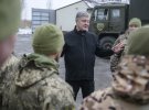 Петро Порошенко на східному фронті передав бійцям 15-ї окремої бригади артрозвідки три DAFи та два причепи