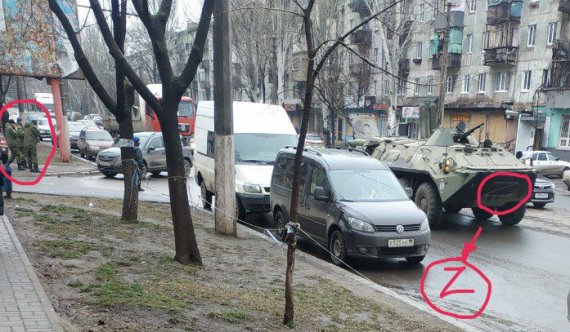 Радник мера Маріуполя Петро Андрющенко показав фото російських окупантів у Маріуполі.