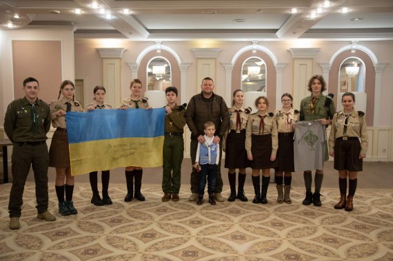 Представники скаутської організації "Пласт" передали головнокомандувачу Збройних Сил України Валерію Залужному Віфлеємський вогонь миру