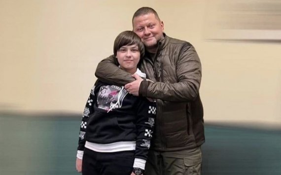 Головнокомандувач Збройних сил України Валерій Залужний зустрівся із сином хлопчика, батько якого зник на війні.