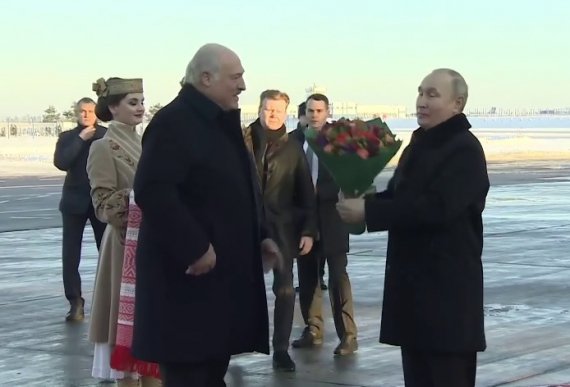 Самопровозглашенный президент Беларуси Александр Лукашенко встречал президента страны-агрессора РФ Владимира Путина с хлебом-солью и цветами.
