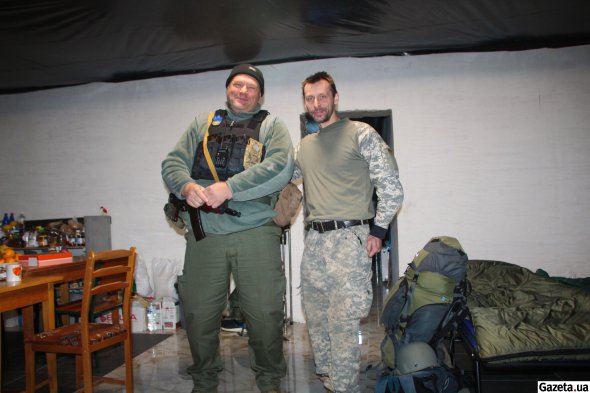 Сергей Гарбарчук (справа) заботился обо всех приезжавших на ротацию медиках ПДМГ. "Мы одна семья", - говорил "Маэстро"