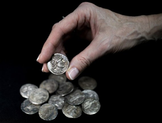 Археологи нашли клад египетских монет