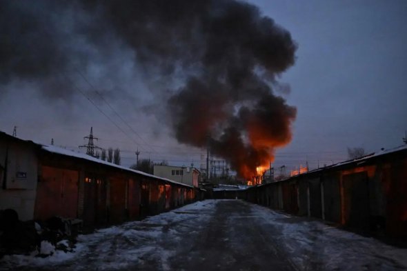 Пламя после ночной атаки дрона в Киеве в понедельник 
