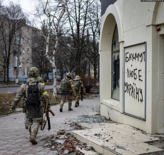 Президент Володимир Зеленський прибув до Бахмута. Відвідала місто разом з президентом і Ганна Маляр, заступниця міністра оборони