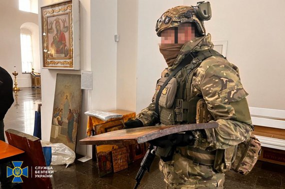 Служба безпеки України знайшла і сприяла передачі почесному консулу Литовської Республіки у Херсоні колекцію старовинних ікон, які в нього викрали російські окупанти.