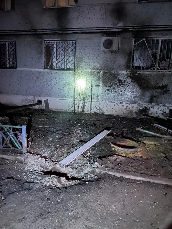 Щонайменше одна людина поранена, пошкоджені дві п'ятиповерхівки та приватні авто – такі наслідки обстрілу російською артилерією Курахового