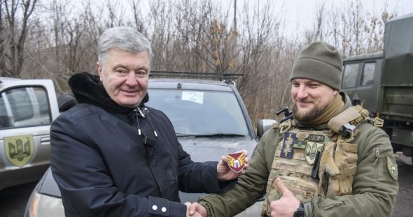Порошенко привіз пікап та електрообладнання Олександру Погребиському у 46-ту бригаду