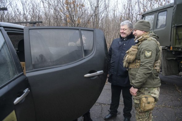 Порошенко привіз пікап та електрообладнання Олександру Погребиському у 46-ту бригаду