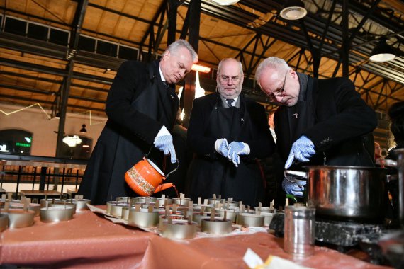 Президенты Латвии Эгилс Левитс, Литвы Гитанас Науседа и Эстонии Алар Карис приняли участие в изготовлении окопных свечей для украинских военных.
